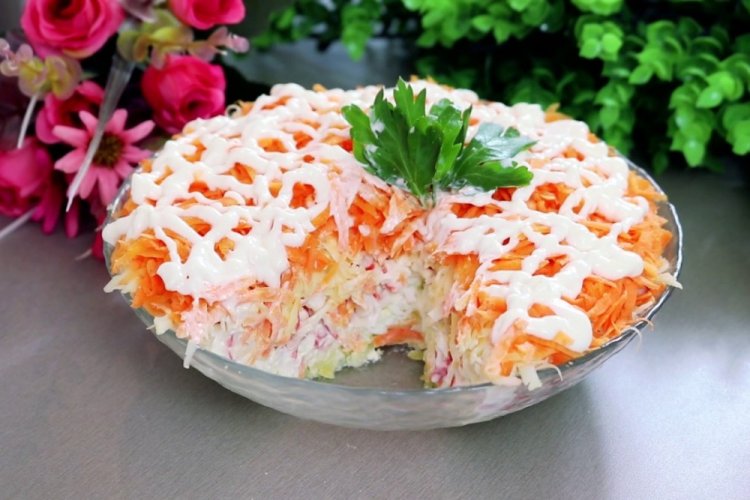 Салат с крабовыми палочками и морковью