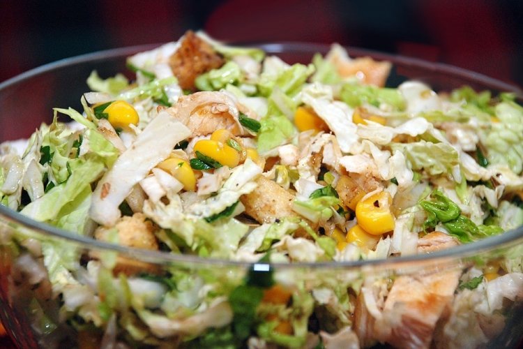 Новогодний салат с пекинской капустой и кукурузой