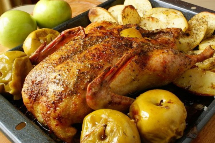 Утка с яблоками на Новый год