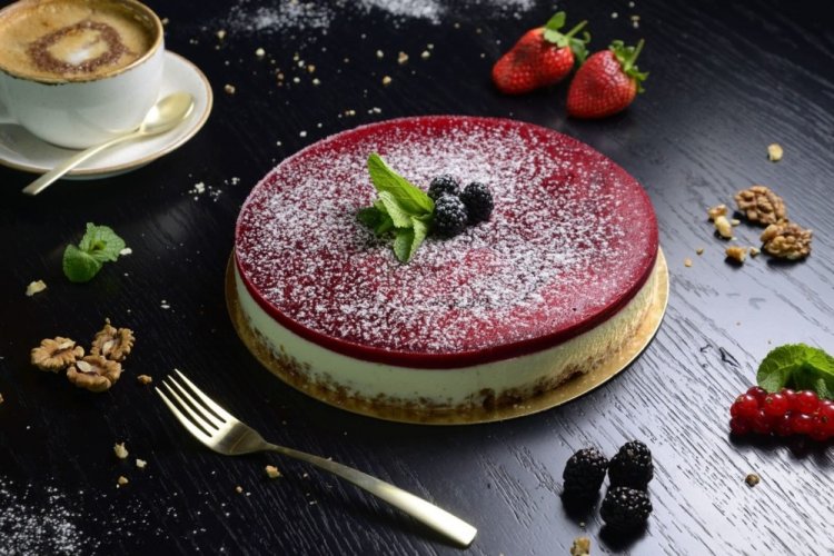 Новогодний чизкейк с ягодным вареньем и цедрой