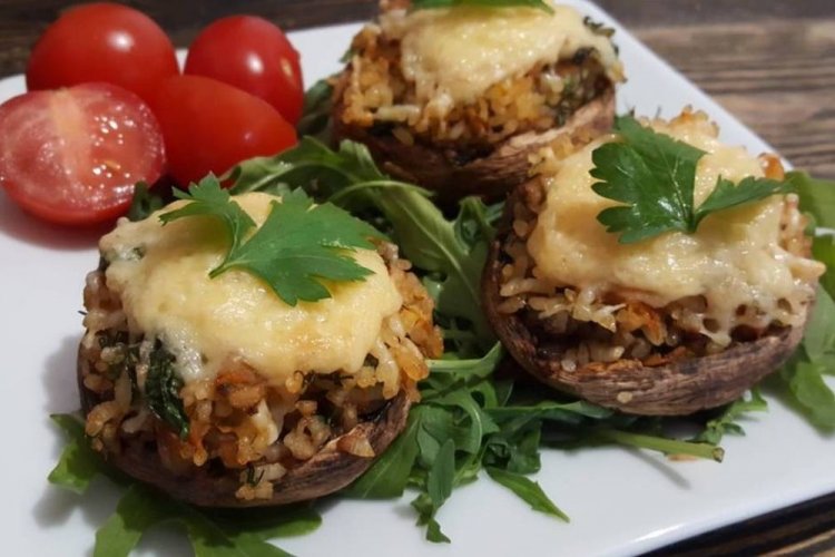 Фаршированные шампиньоны с рисом