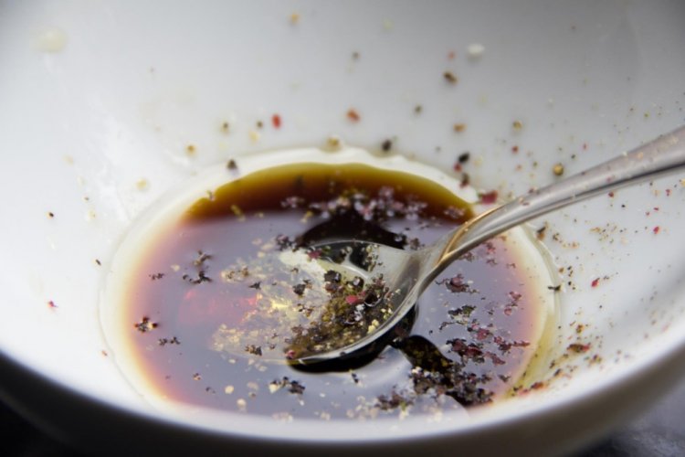 Маринад для свиных ребрышек с медом, соевым соусом и зеленью