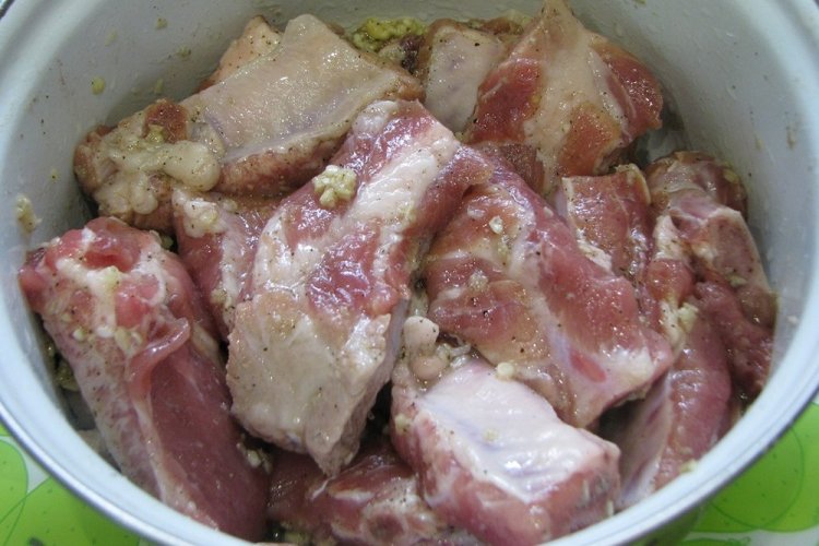 Маринад для свиных ребрышек с минералкой