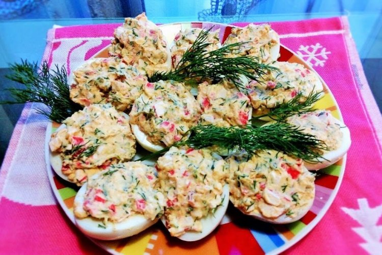 Фаршированные яйца с крабовыми палочками