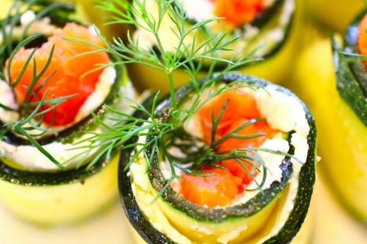 Рулетики с цукини и семгой