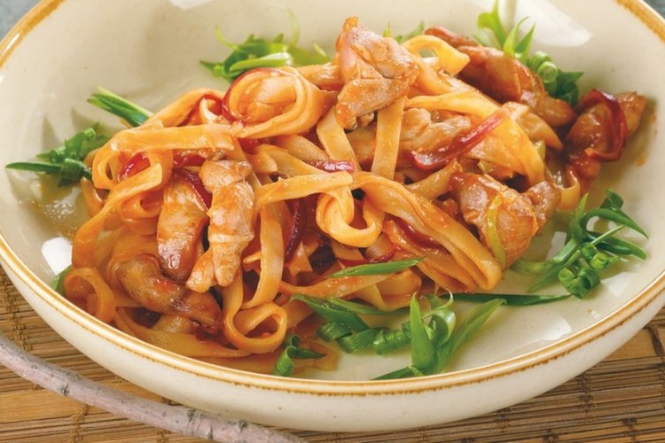 Курица с лапшой в кисло-сладком соусе