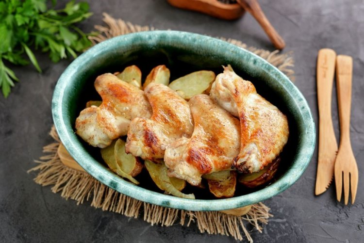 Куриные крылышки с картошкой под майонезом