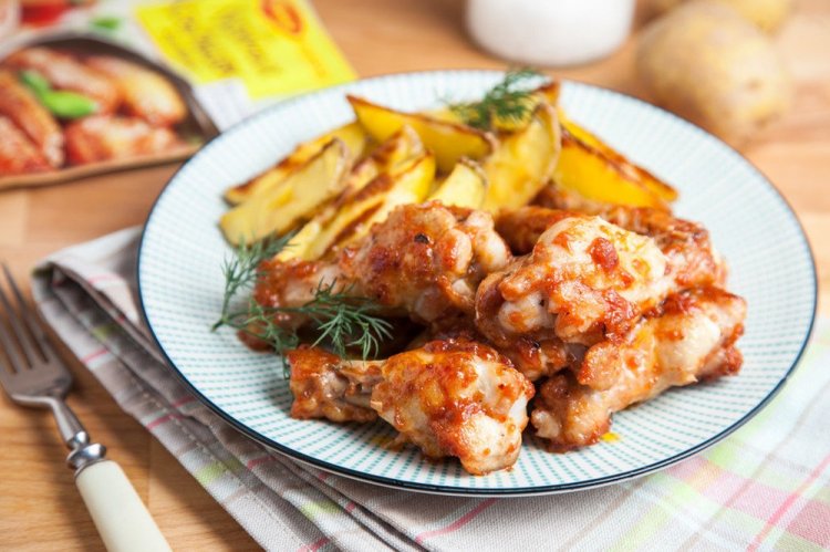 Куриные крылышки-барбекю с картошкой в духовке