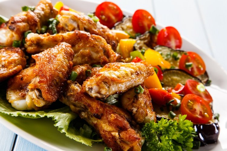 Куриные крылышки с картошкой и овощами в духовке