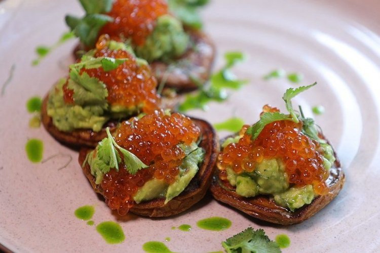 Бутерброды с красной икрой, авокадо и сливочным маслом