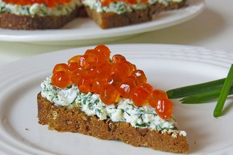 Бутерброды с красной икрой, творогом и зеленью