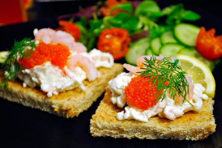Бутерброды с красной икрой и креветками