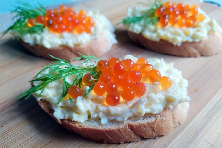 Бутерброды с красной икрой и чесночной намазкой