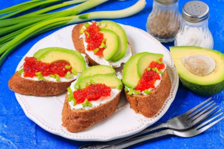 Бутерброды с красной икрой, творожным сыром и авокадо