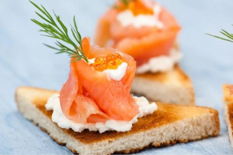 Бутерброды с красной икрой и лососем