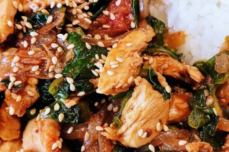 Курица со шпинатом и соевым соусом
