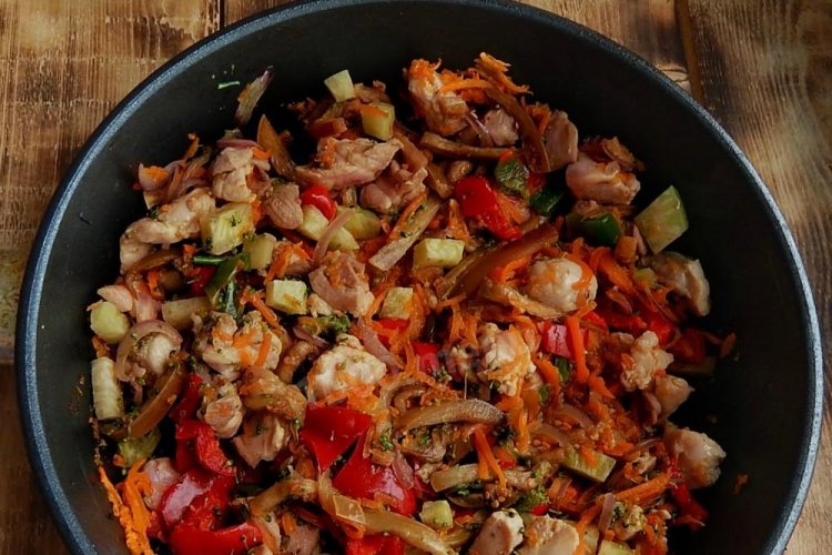 Курица с овощами в соевом соусе