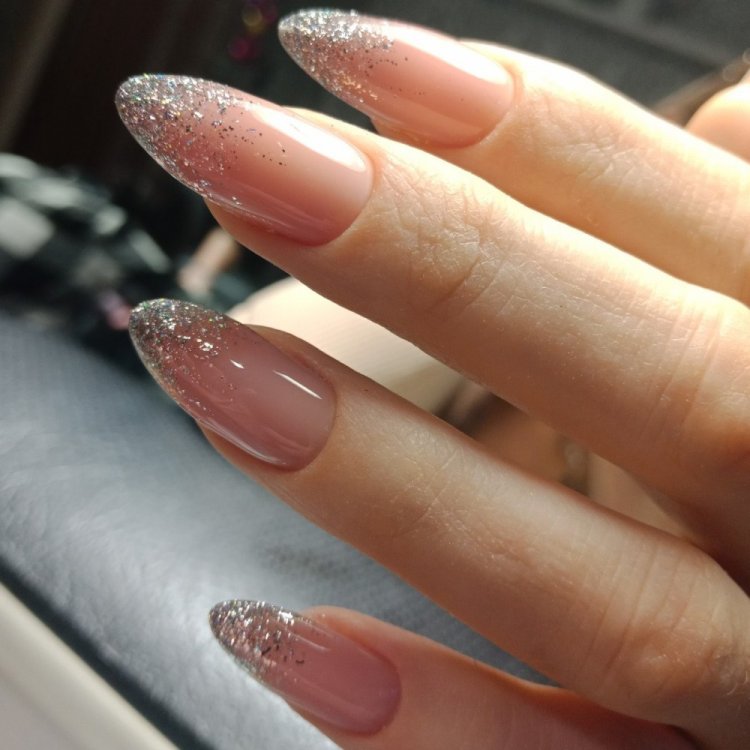 Полупрозрачный маникюр с блестками