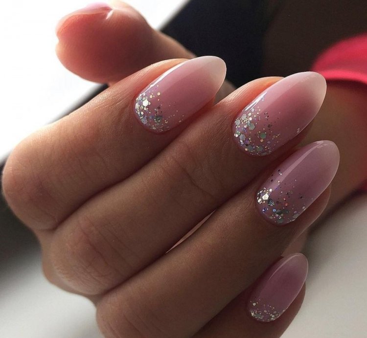Полупрозрачный маникюр с блестками