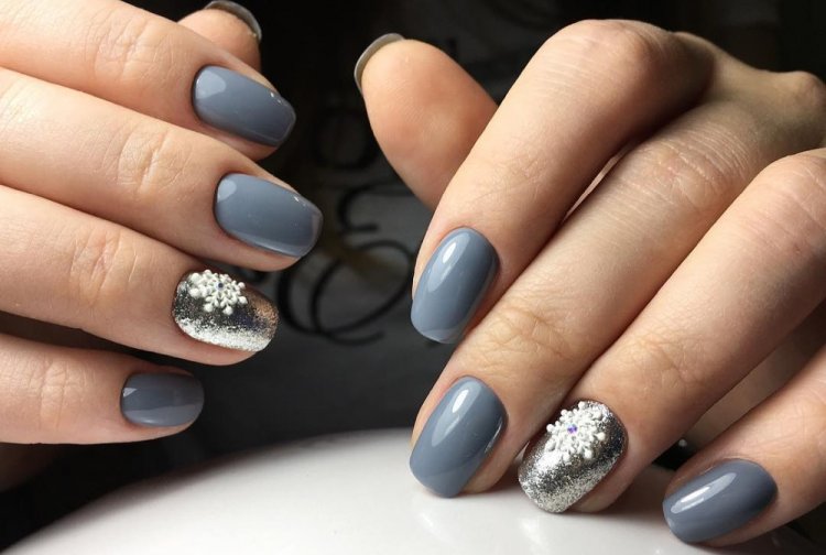 Серый зимний маникюр