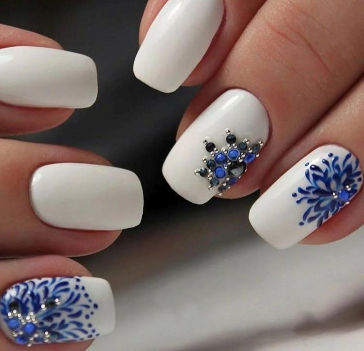 Зимний маникюр со стразами