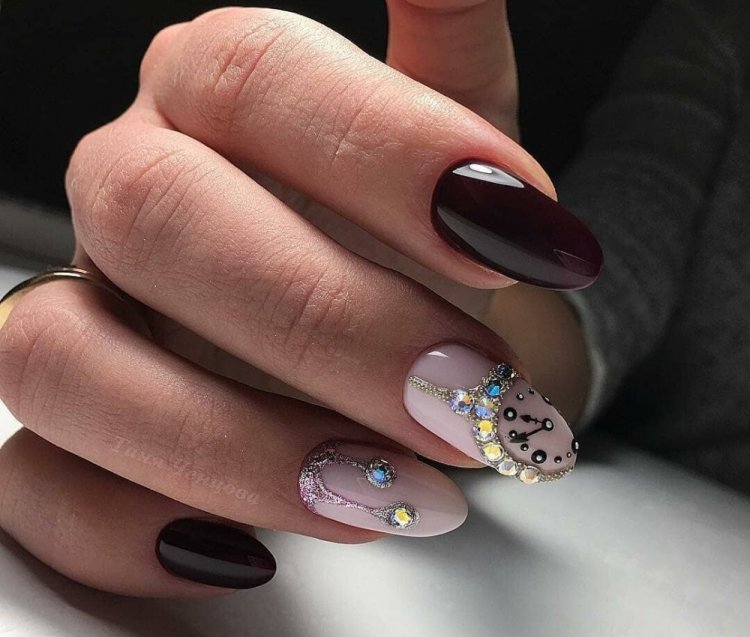 Зимний маникюр со стразами