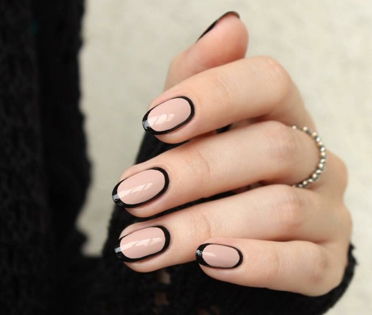 Маникюр с обводкой