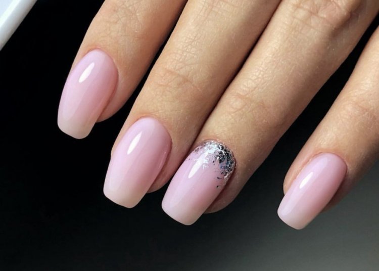 Лунный маникюр блестками