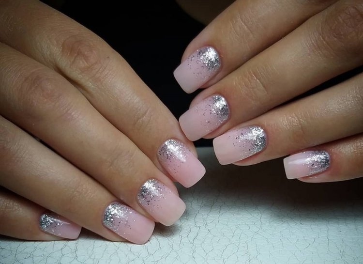 Лунный маникюр блестками