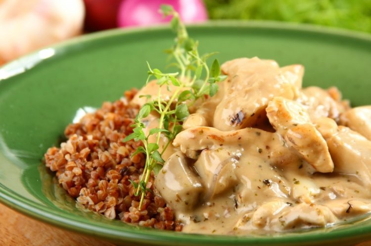 Курица с гречкой в сметанном соусе