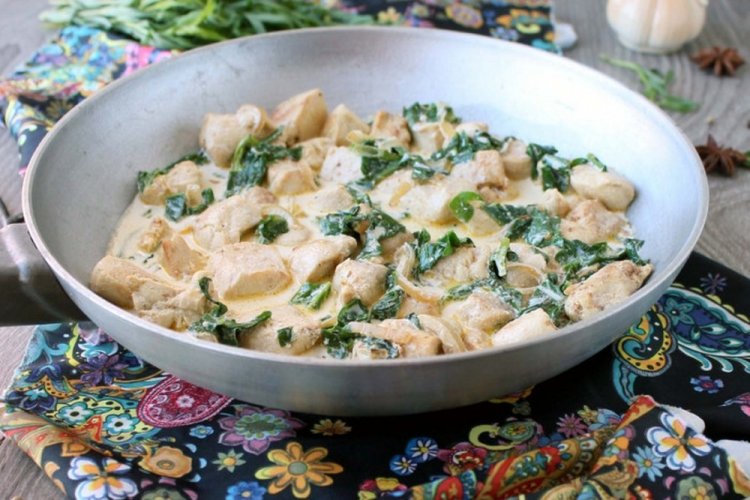 Курица со шпинатом в сметанном соусе