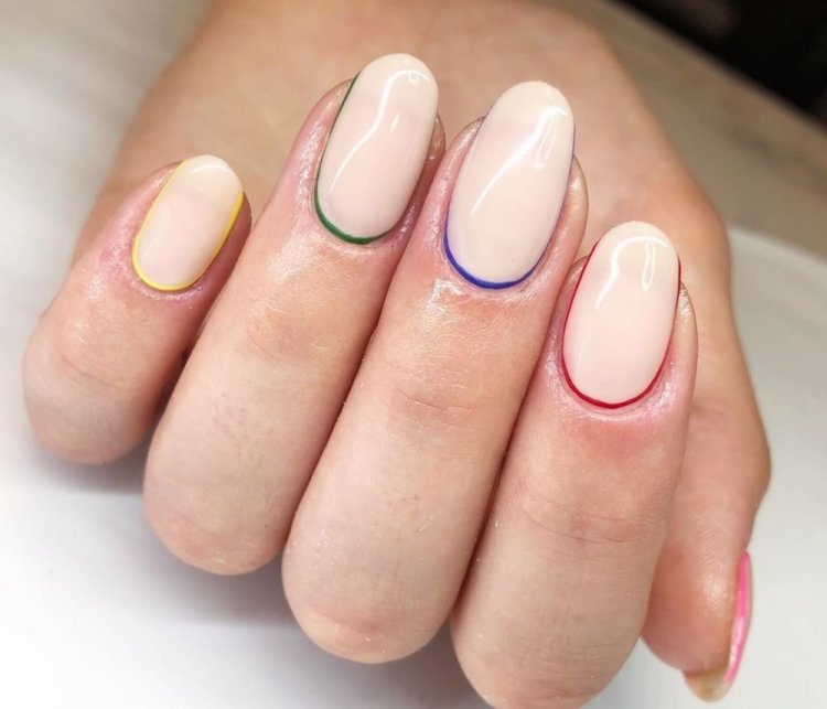 Маникюр с обводкой