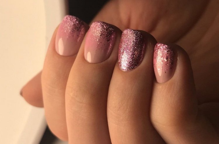 Растяжка блестками на короткие ногти