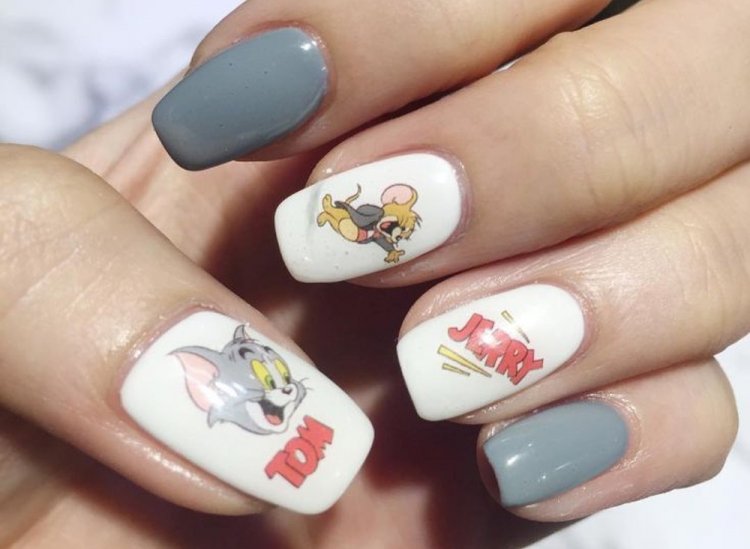 Маникюр с мультяшными наклейками