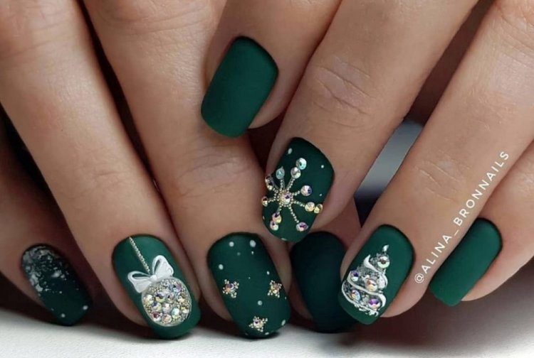 Зимний зеленый маникюр