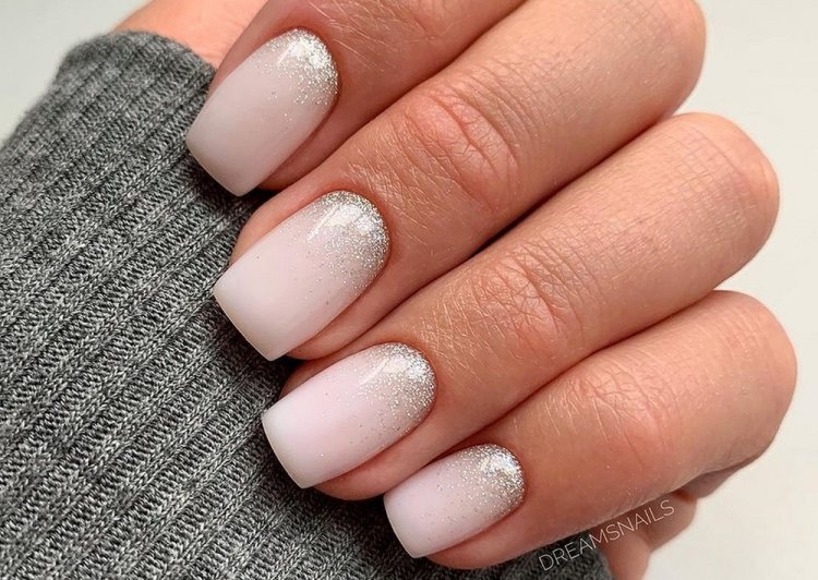 Лунный маникюр с растяжкой