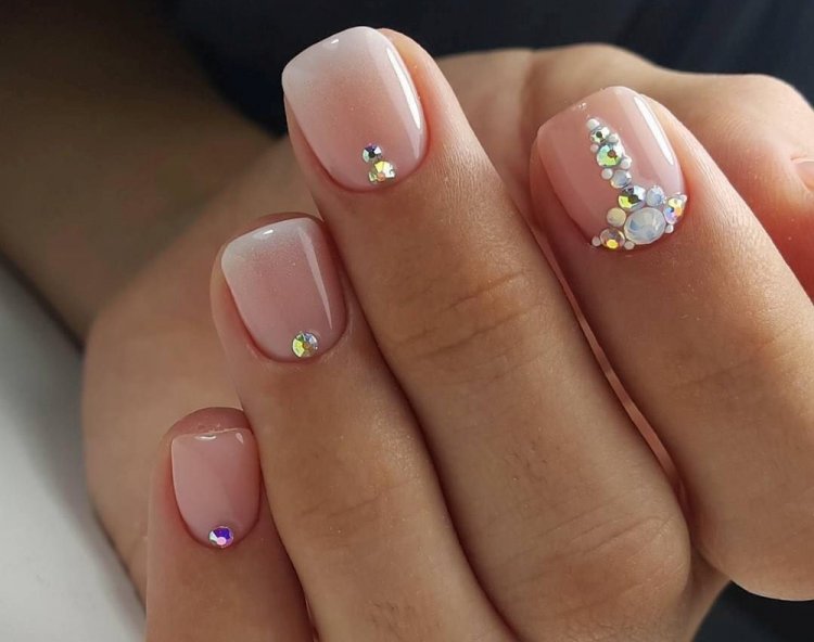 Акценты стразами на короткие ногти