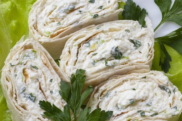 Рулет с брынзой и рикоттой в лаваше