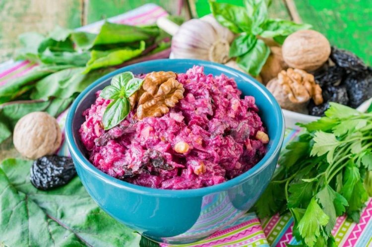 Салат с курицей и черносливом