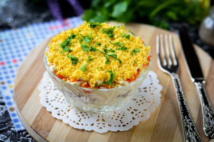 Салат Мимоза с зеленым горошком