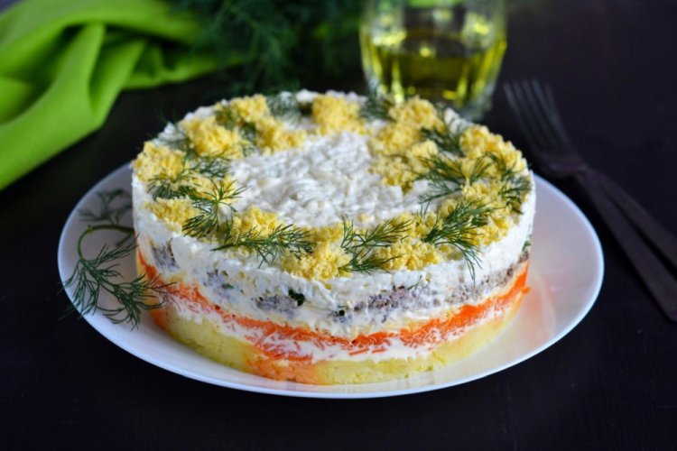 Салат Мимоза с солеными огурцами