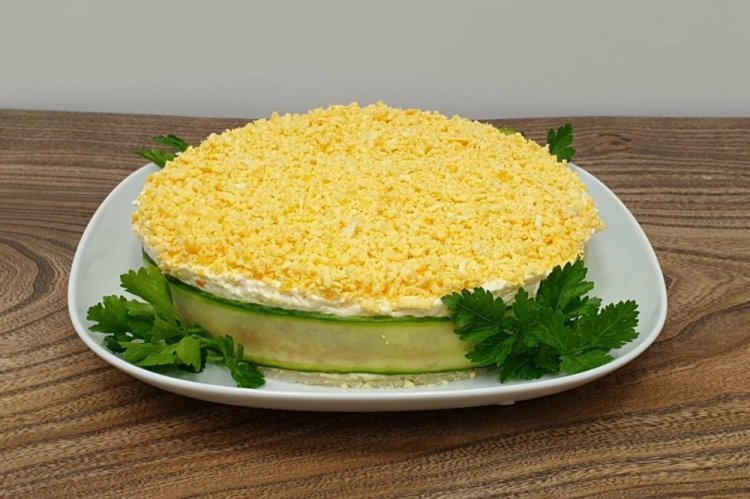 Салат Мимоза с горбушей и огурцами