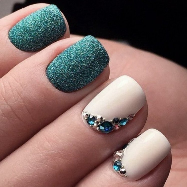 Маникюр со стразами