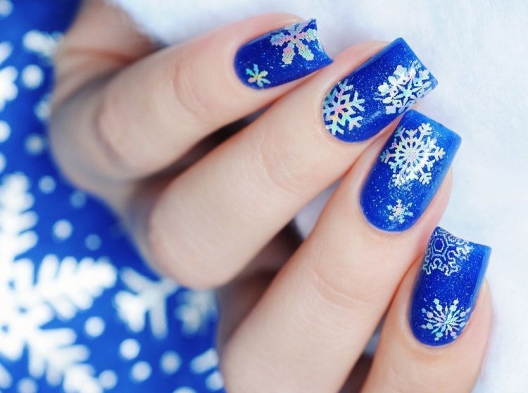 Маникюр со снежинками