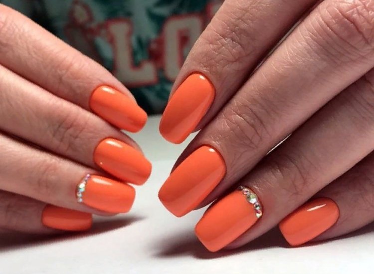 Оранжевый маникюр на Новый год