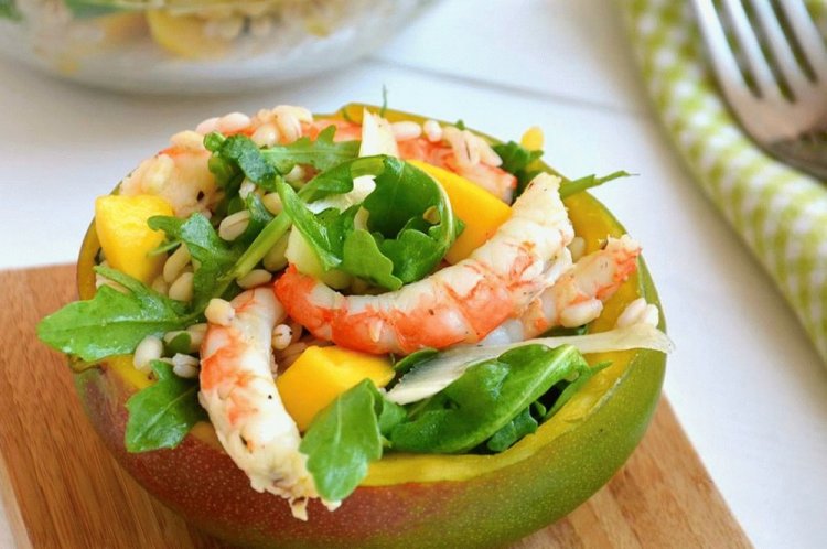 Салат с лососем, креветками и манго