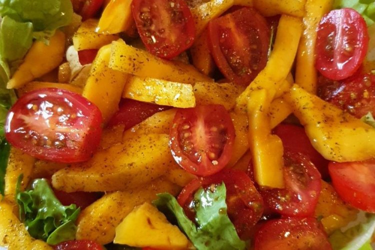 Салат с помидорами, манго и рукколой