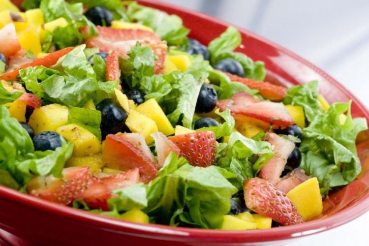 Салат с манго и ягодами