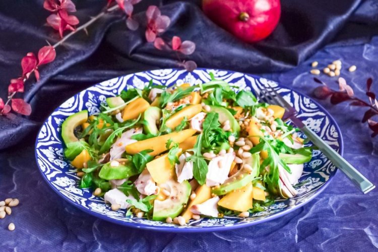 Салат с копченой курицей, манго и авокадо