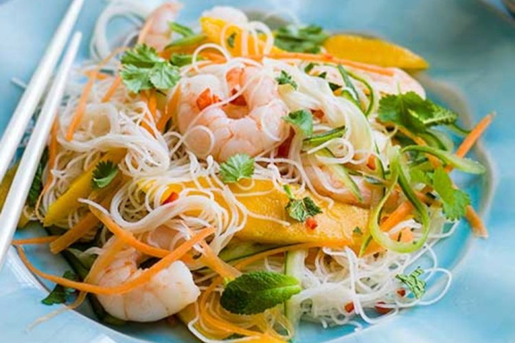 Салат с манго и фунчозой